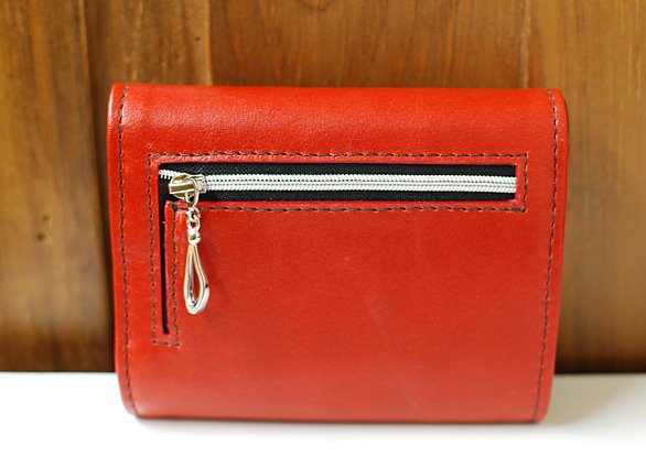 Zippered accordion coin pocket 